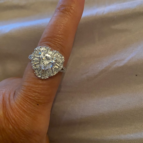 Elegant Silver Heart-Shaped Ring - Picture 2 of 3